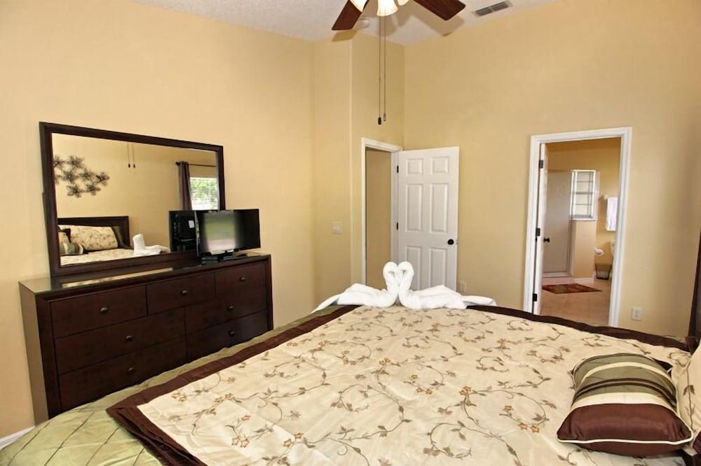 Pocahontas & Meeko's Manor