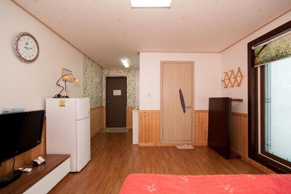 Daebudo Sea and Pine Tree Pension