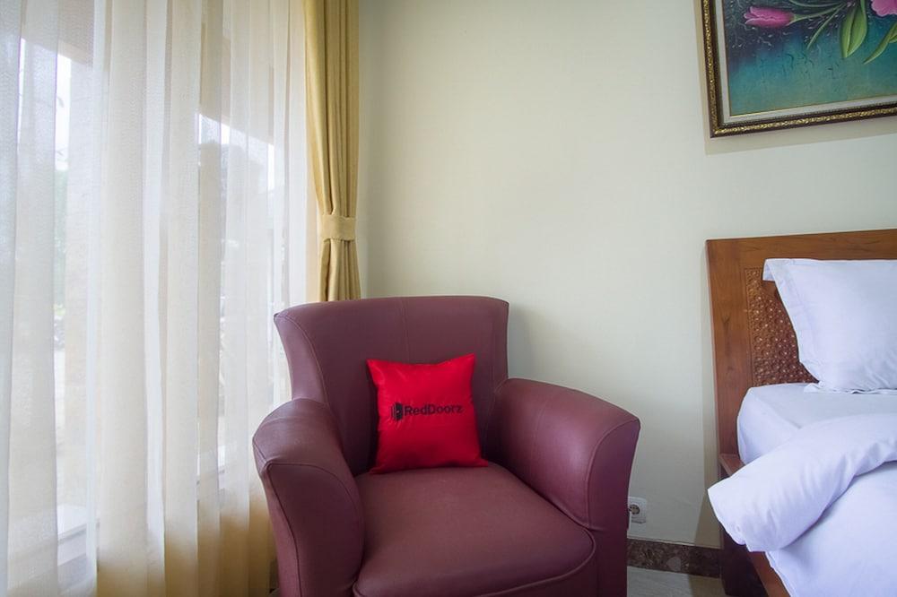 RedDoorz Plus @ Pancer Door Beach