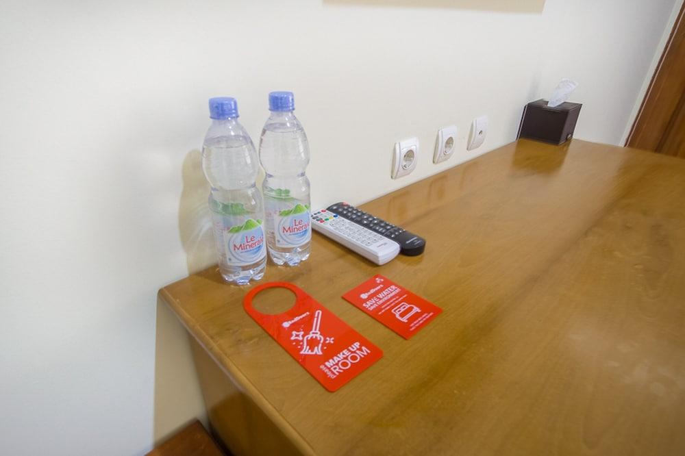 RedDoorz Plus @ Pancer Door Beach