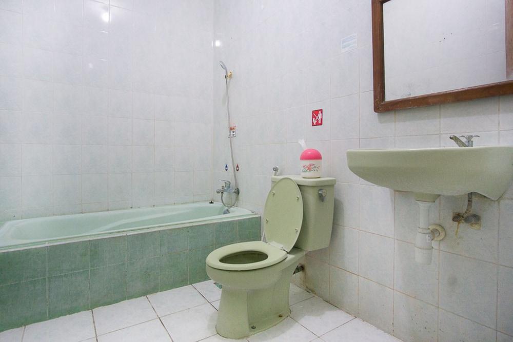 RedDoorz Plus @ Jalan Raya Pasir Putih