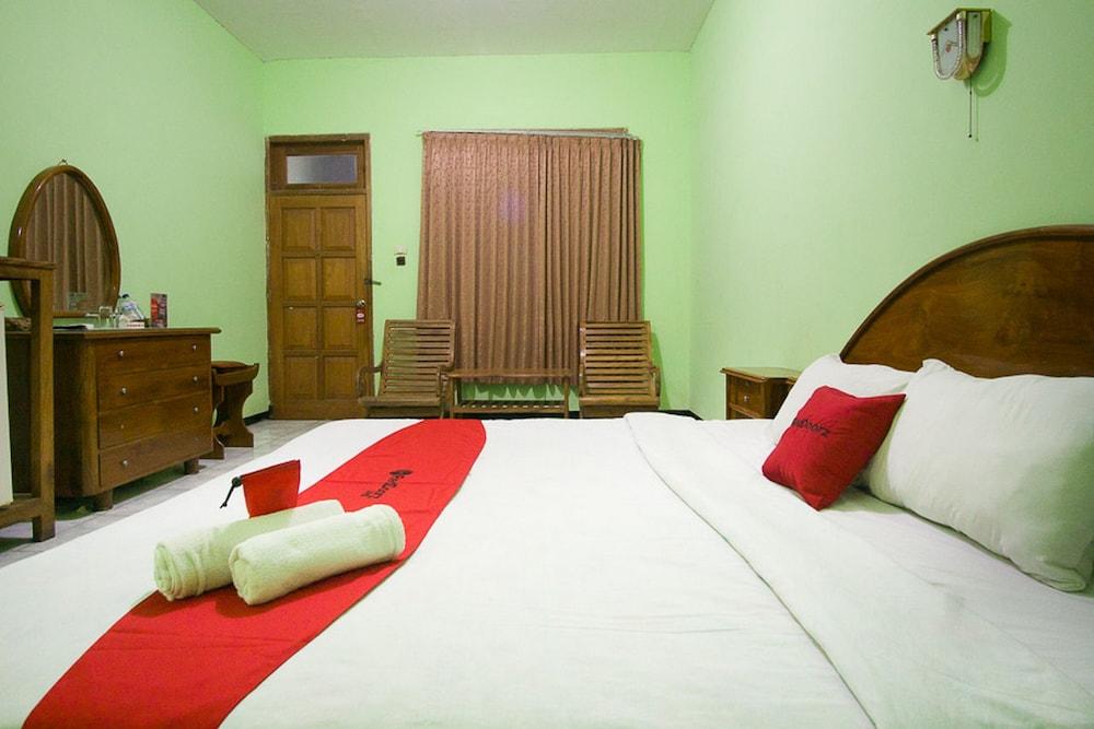 RedDoorz Plus @ Jalan Raya Pasir Putih