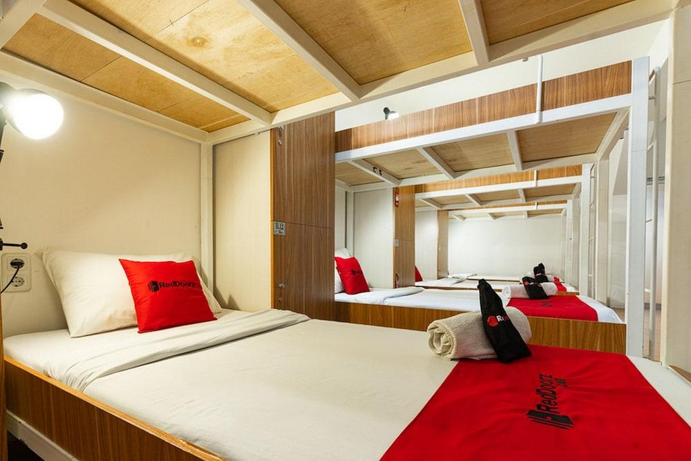 RedDoorz Hostel @ Dago 2