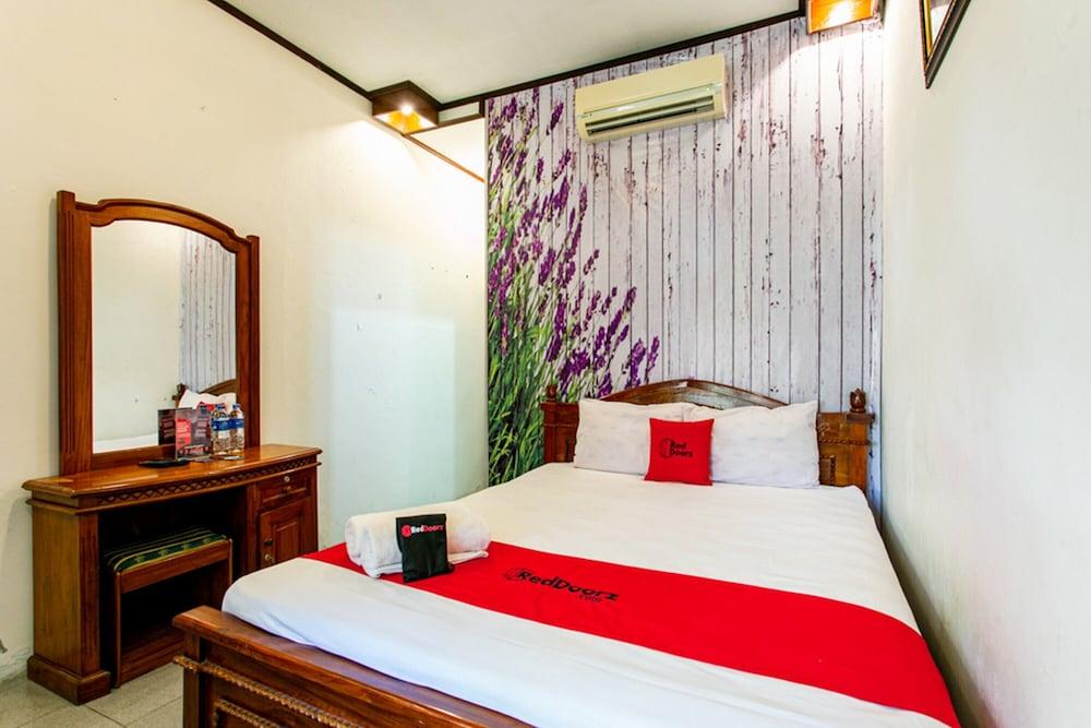 RedDoorz Plus near Taman Sari 2