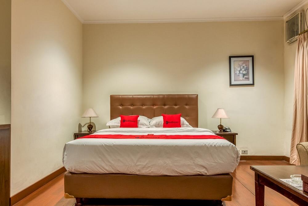 RedDoorz Plus near Dharmawangsa Square