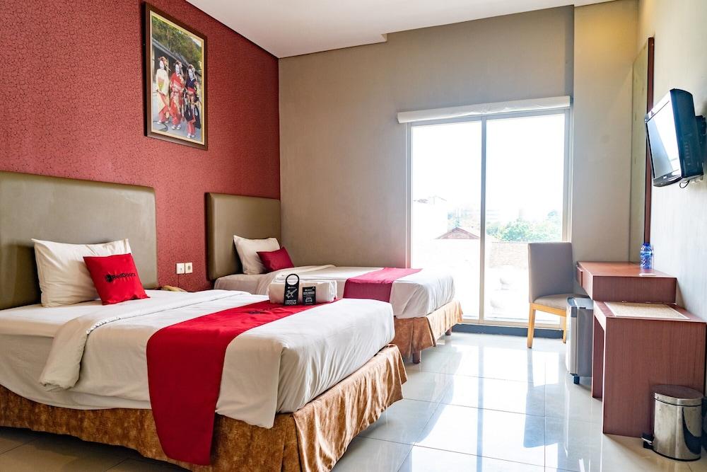 RedDoorz Plus near Blok M Square