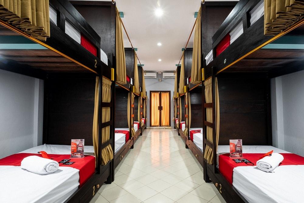 RedDoorz Hostel near Trans Studio Mall
