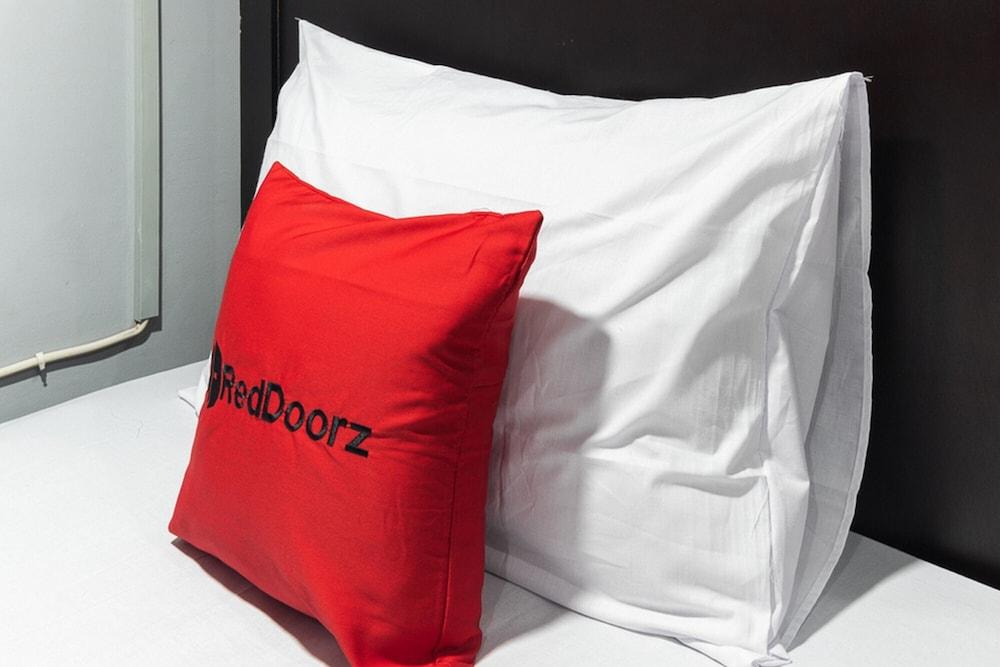 RedDoorz Hostel near Trans Studio Mall