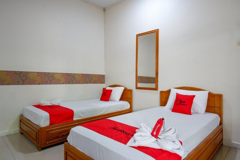 RedDoorz Plus @ Alam Raya Hotel