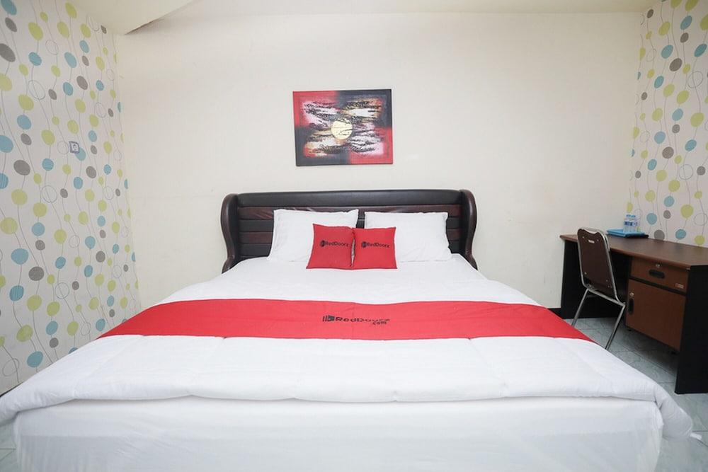 RedDoorz near Bundaran Garuda 2