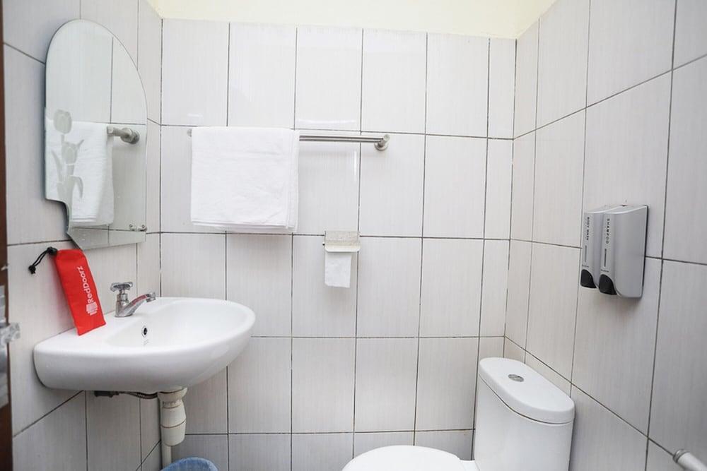 RedDoorz near Bundaran Garuda 2