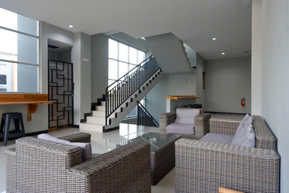 RedDoorz @ G Hotel Luwuk