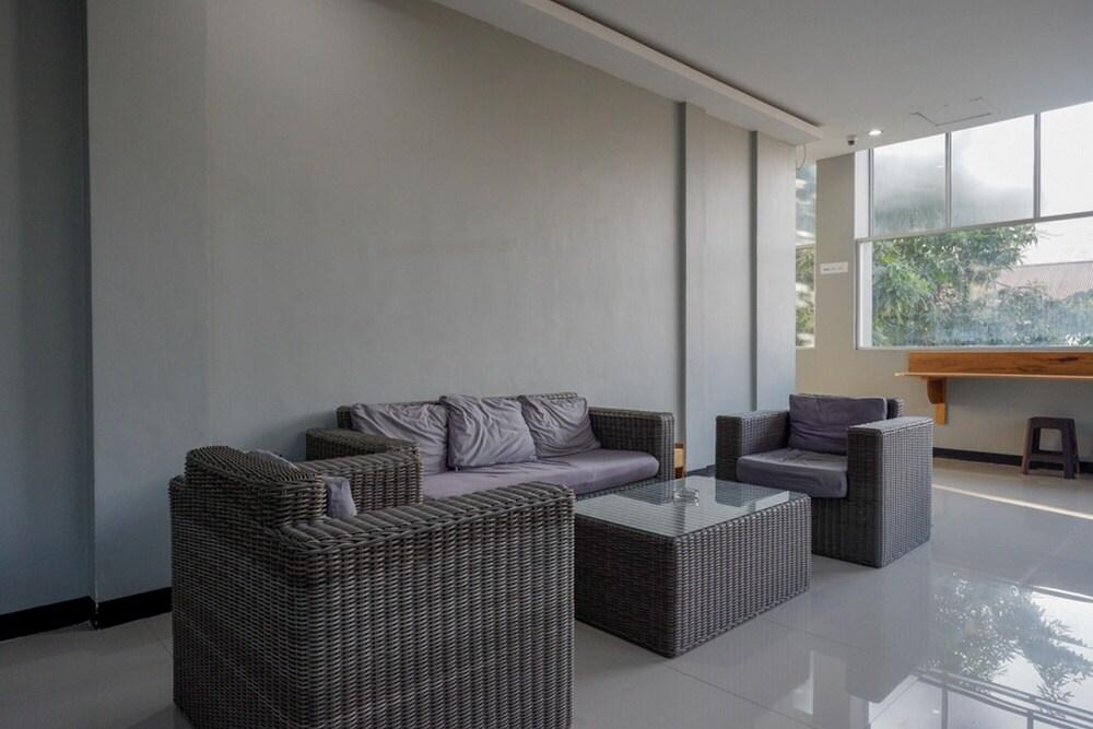 RedDoorz @ G Hotel Luwuk