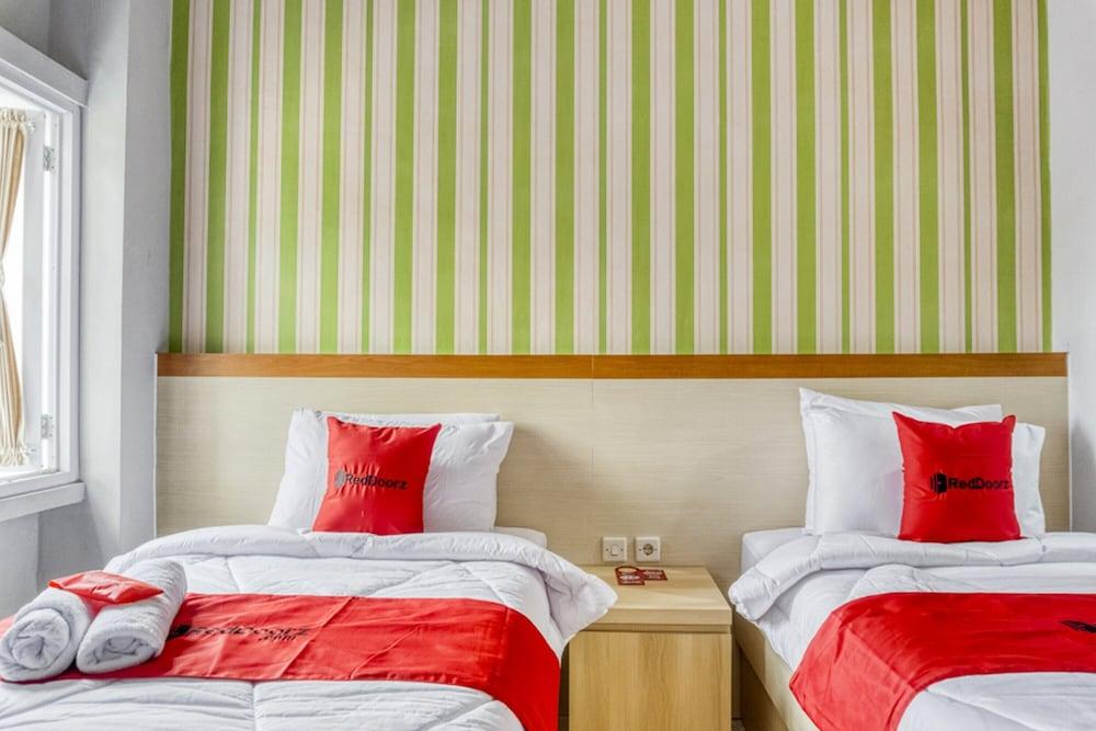 RedDoorz near Sindu Kusuma Edupark 2