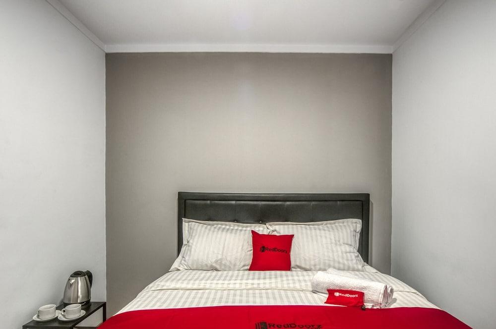 RedDoorz Plus @ Cideng Timur