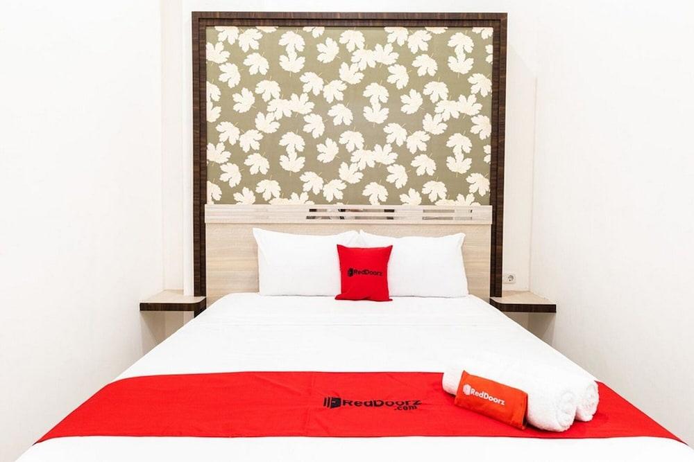 RedDoorz Plus @ Centrium Katamso Medan