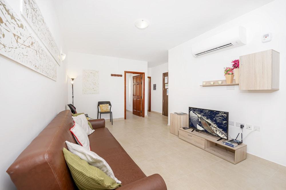 Summer Breeze Superior Apartment with Terrace by Getaways Malta