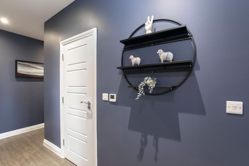 Elliot Oliver - Loft Style 2 Bedroom Apartment With Parking In The Docks