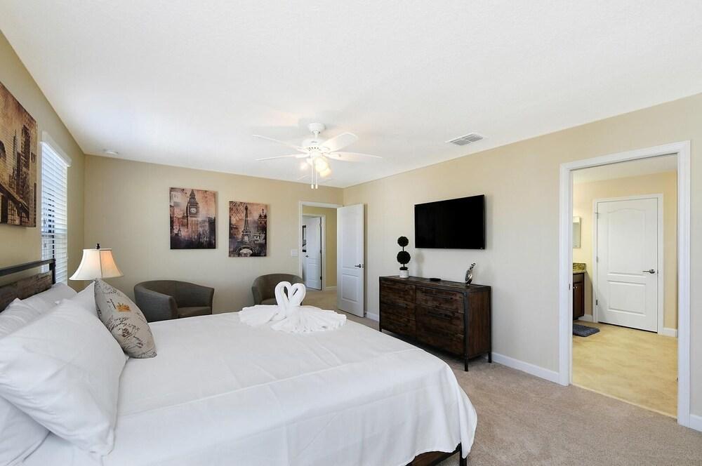 Decorated 6 beds at Champions Gate