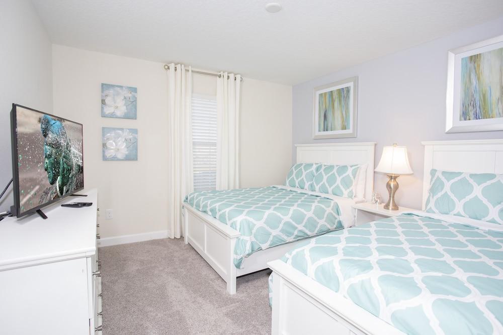 New 4 bdrms home at Champions Gate