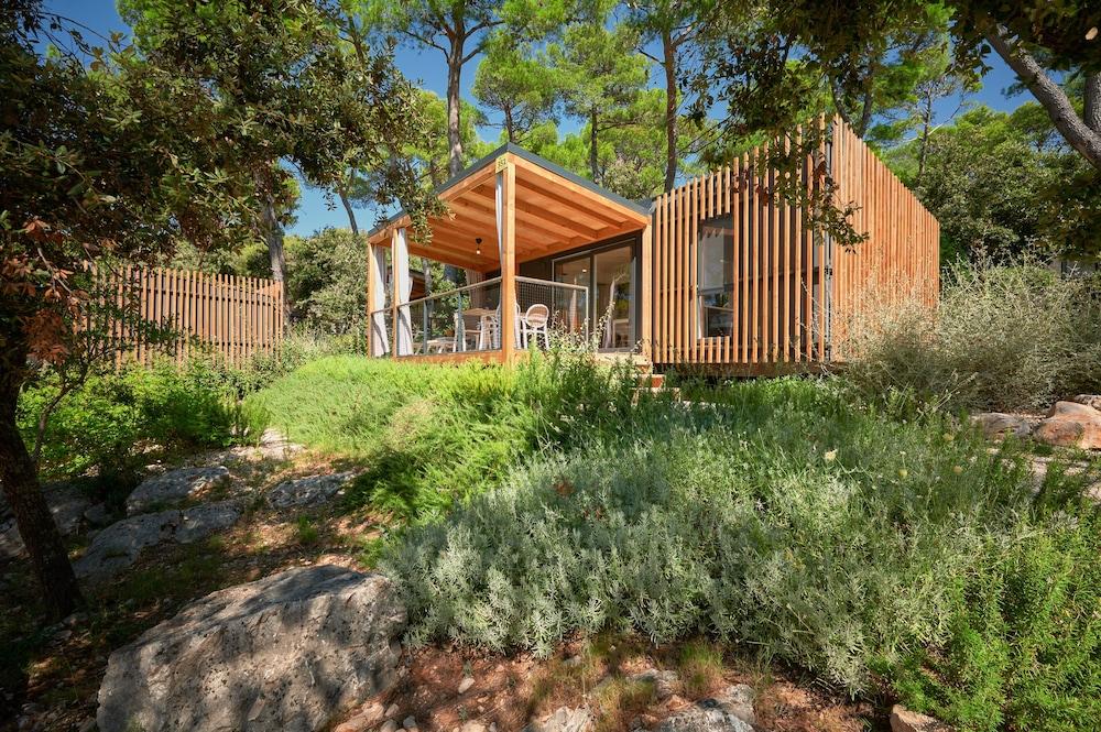 Pine Beach Pakostane Glamping Homes - All Inclusive light