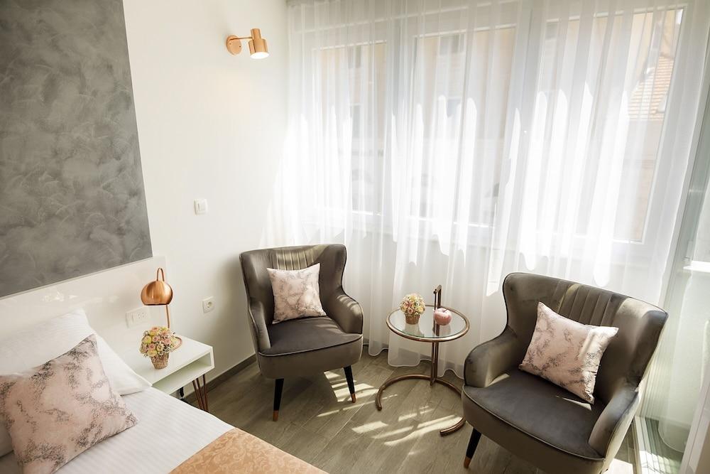 Rose Gold Rooms & Studio With Balcony