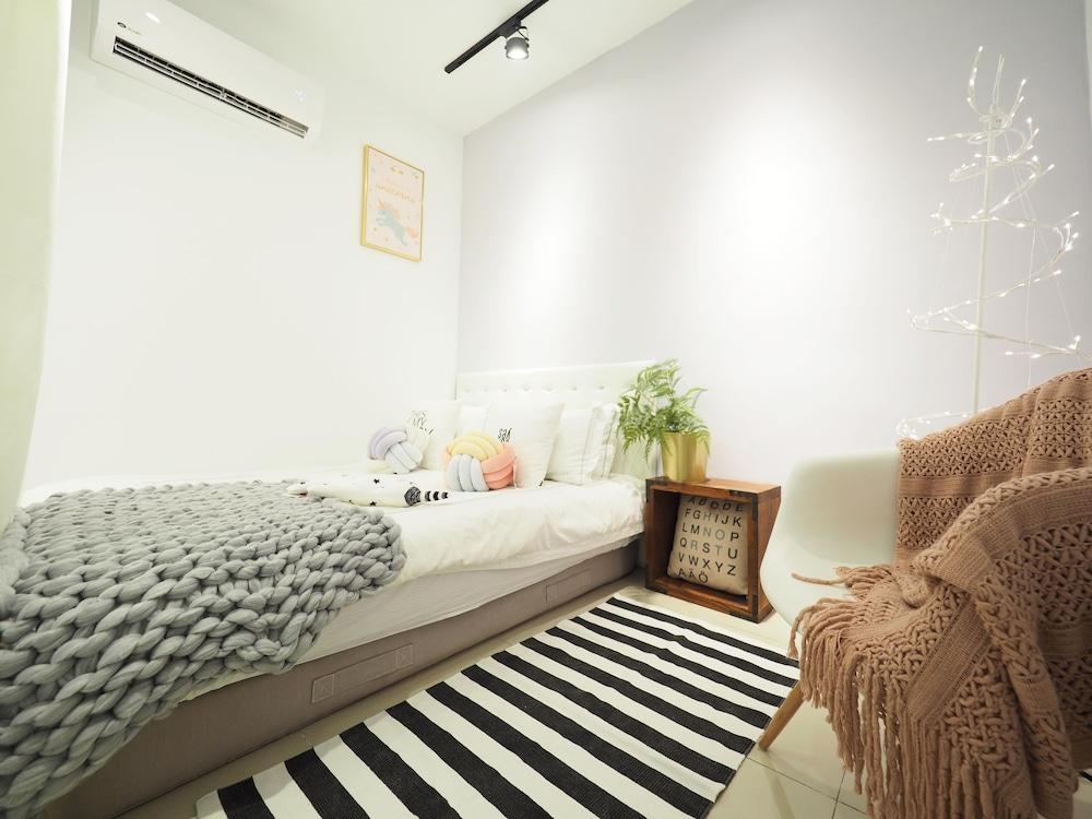 luxury Linguang MRT station