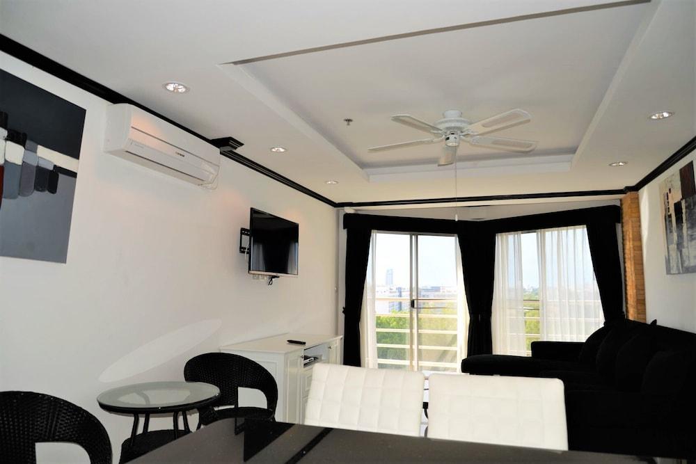 Stylish 2 bed Condo Jomtien