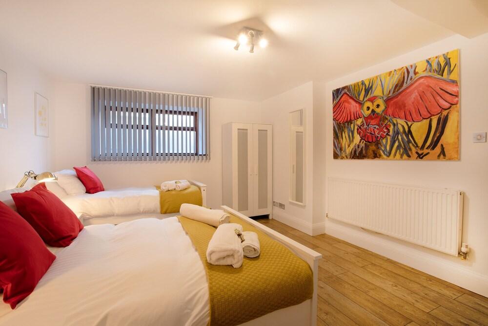 Rest & Recharge Regents CT 2bed For 7