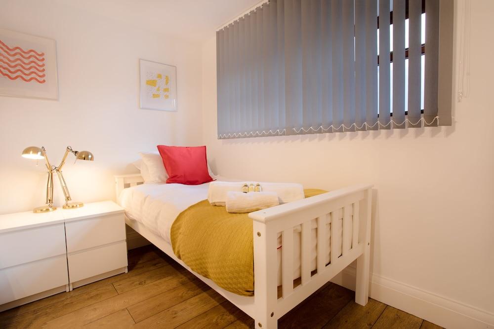 Rest & Recharge Regents CT 2bed For 7