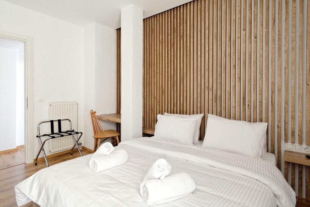 Jade's and Tala's Apartment - Acropolis View