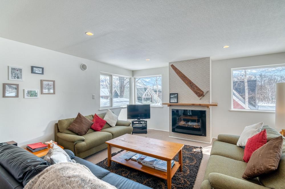 Tanoshii Chalet by H2 Life