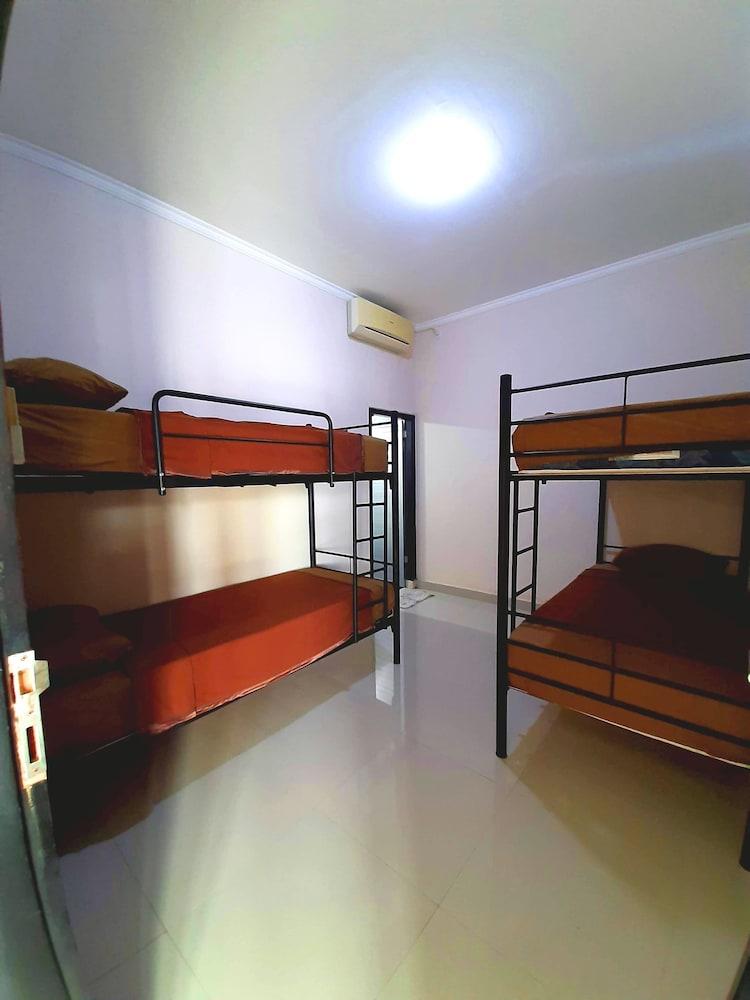 Safe House Bed and Breakfast - Hostel - Adults Ony