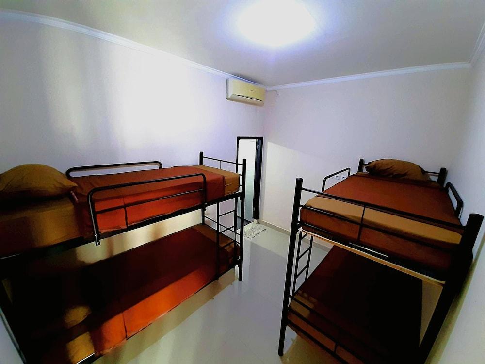 Safe House Bed and Breakfast - Hostel - Adults Ony