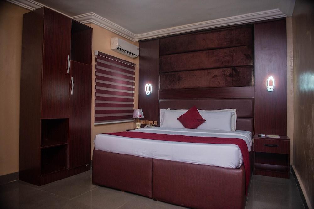 Delano Hotel And Suites