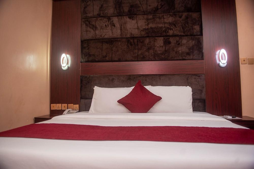 Delano Hotel And Suites