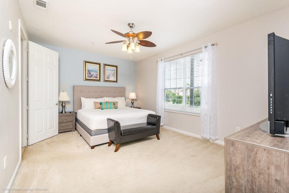 Spacious Vista Cay Condo, Near Universal!