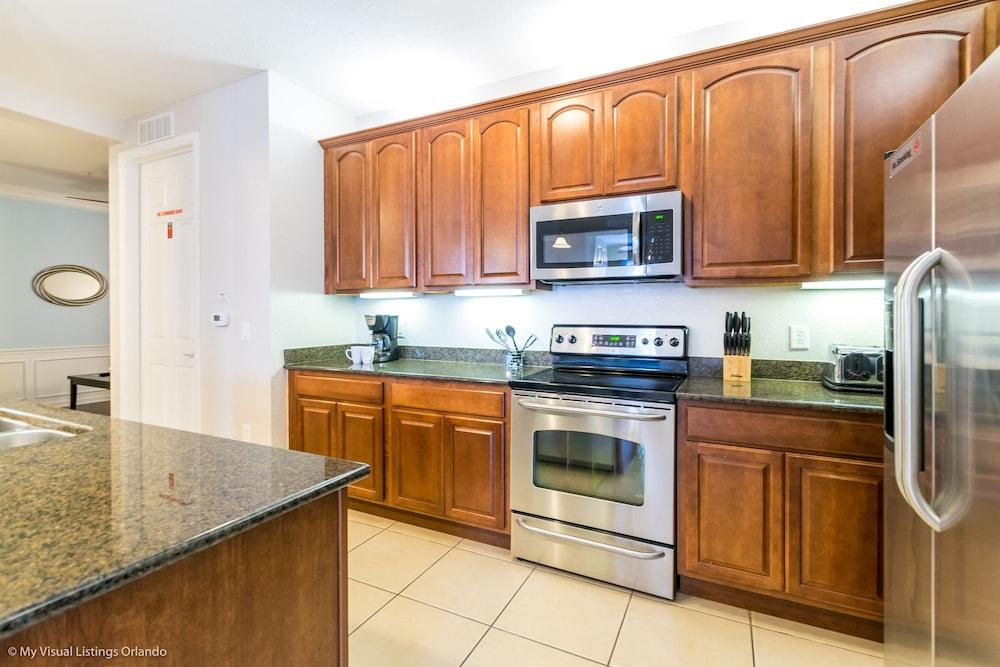 Spacious Vista Cay Condo, Near Universal!