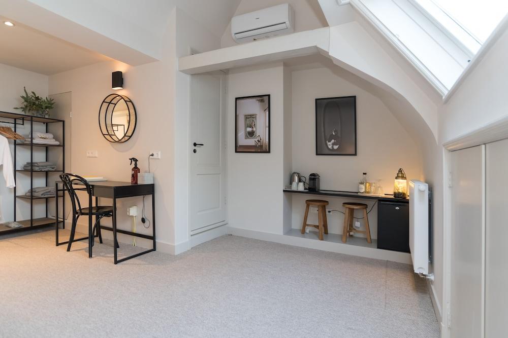 17th Century Canal Apartment with Roof Terrace