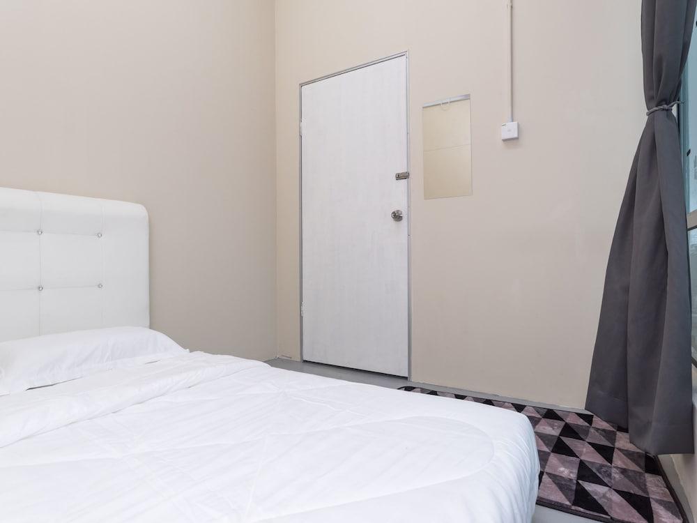 SPOT ON 89757 The Rooms JB