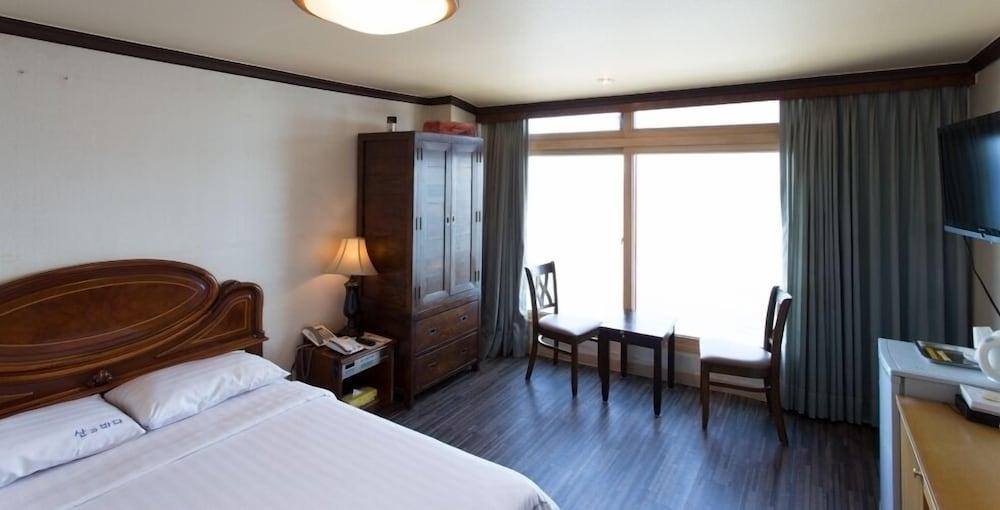 Benikea Mountain and Sea Daepo Port