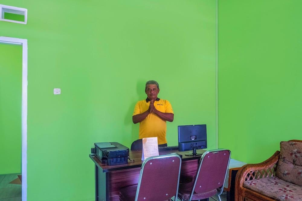 OYO 2859 Fatan Costel Syariah