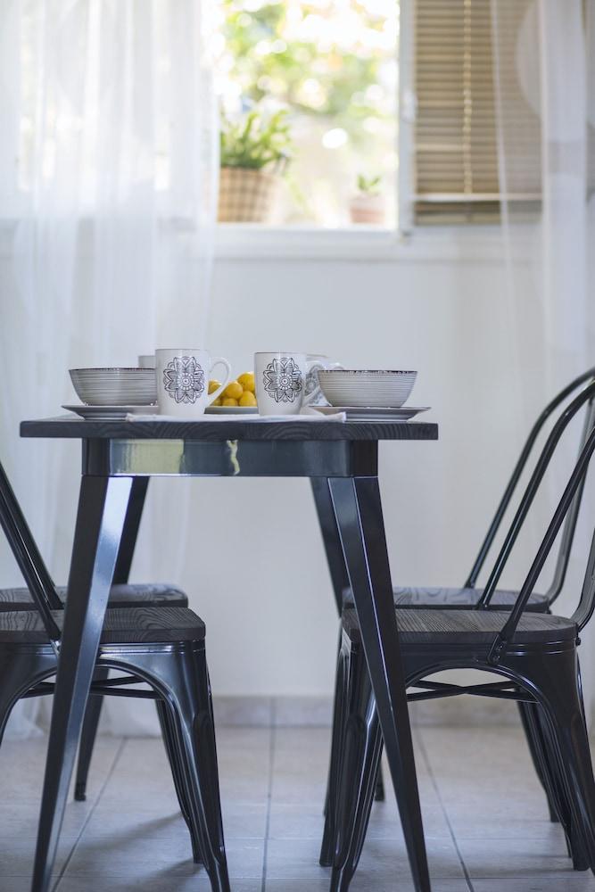 Sun-splashed Skyline Apt