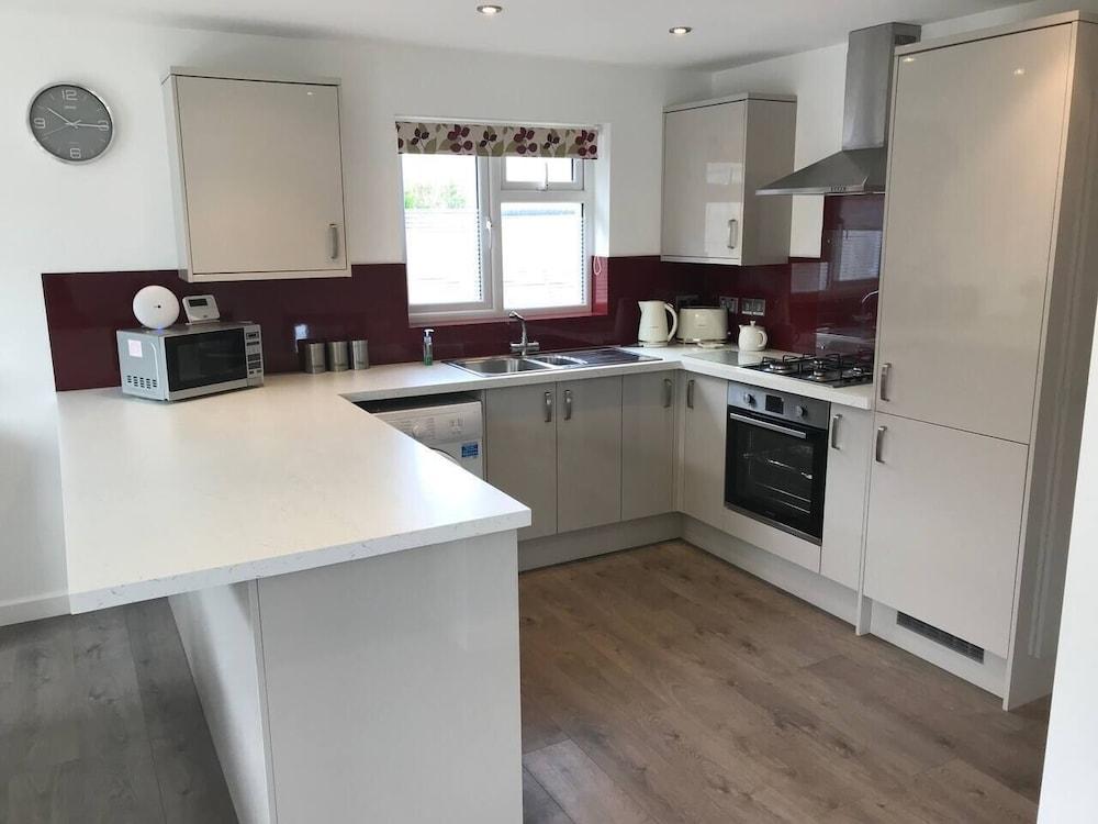 Beautiful Refurbished Home - Short Walk to the Beach