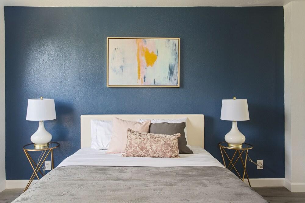 Extravagant Hollywood Cosmo Suites