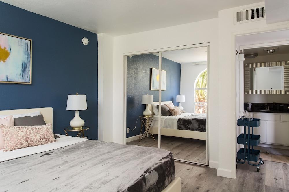 Extravagant Hollywood Cosmo Suites