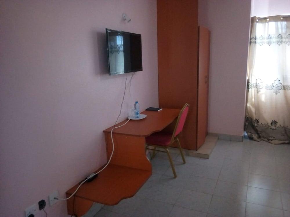 Summer Springs Hotel