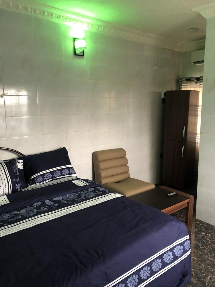 5 Point Hotel and Event Centre