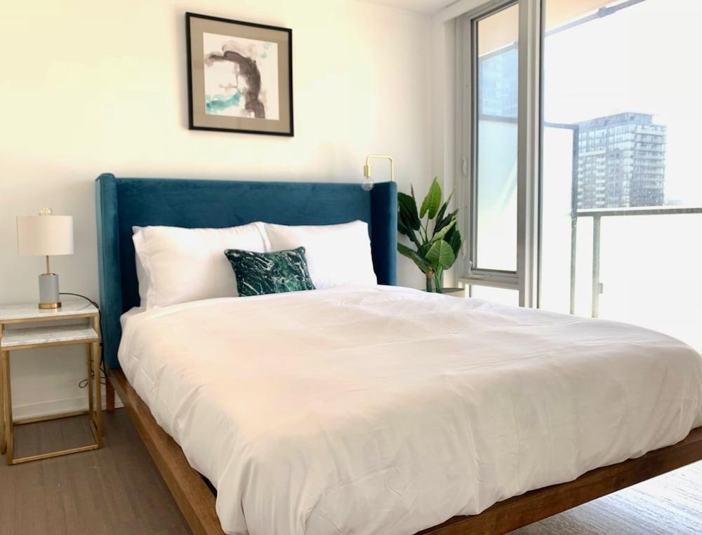 Luxury 2Bed 2Bath Corner Condo