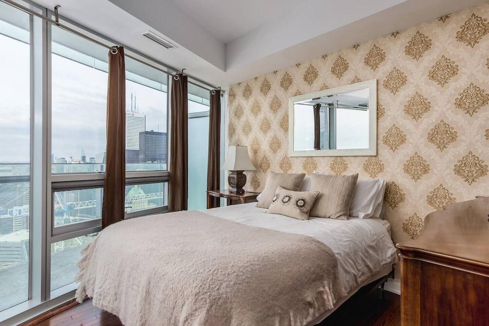 Panoramic 2 Bed CN Tower View parking